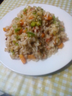 Una foto de Arroz con vegetales al wok y salsa criolla