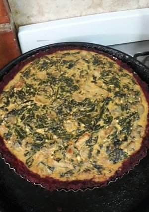 Una foto de Tarta de espinacas con masa de zapallo y remolacha
