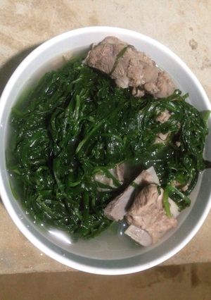 Hình của món Canh xương nấu lá hẹ.