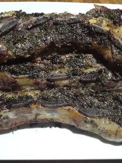 Una foto de Tira de asado al horno con mechado aromático
