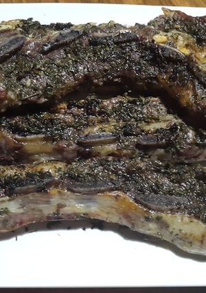 Una foto de Tira de asado al horno con mechado aromático