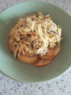 Una foto de Revuelto de gulas con patatas
