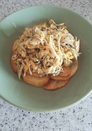 Una foto de Revuelto de gulas con patatas