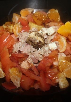 Una foto de Atún natural con queso, tomate y cítricos