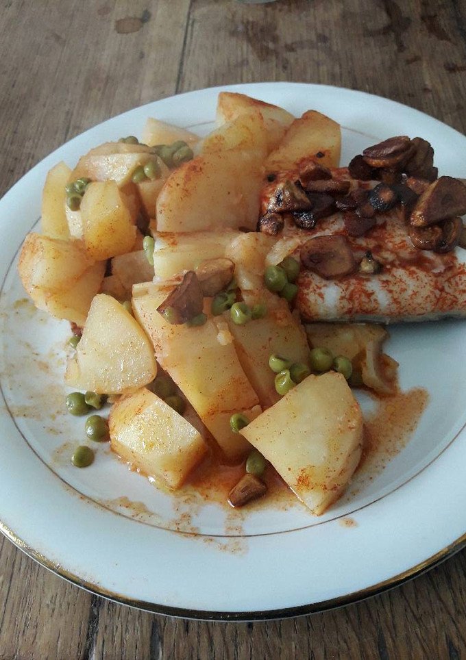 Una foto de Lomo de Bacalao con patatas y guisantes