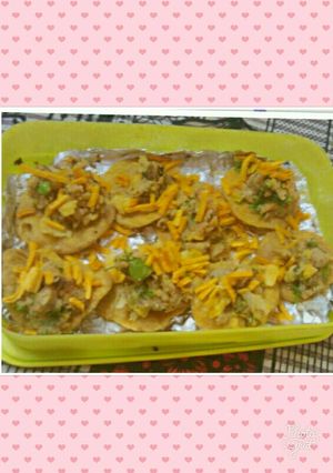 A picture of Sev Poori.