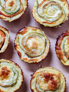 Una foto de Muffins saludables de zucchini y zanahoria SIN HARINA, low carb, altos en proteína, pocos ing