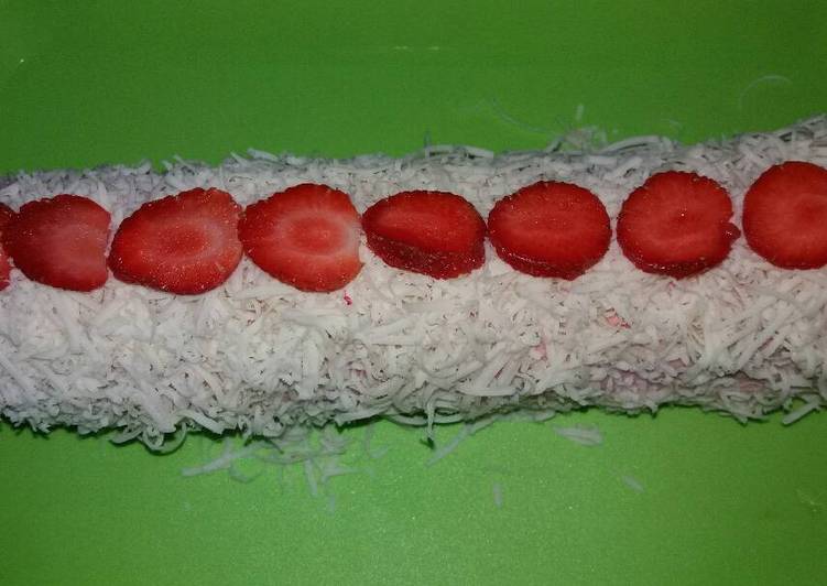 Strawberyy red valvel roll cake