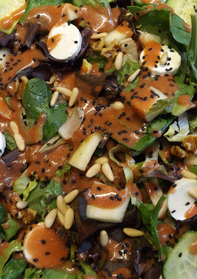 Una foto de Ensalada veraniega con queso de cabra y vinagreta de mostaza roja