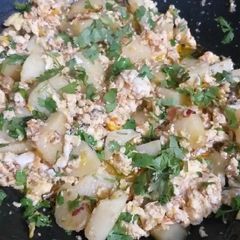 A picture of Eggs and potatoes fry.