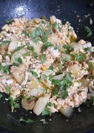 A picture of Eggs and potatoes fry.