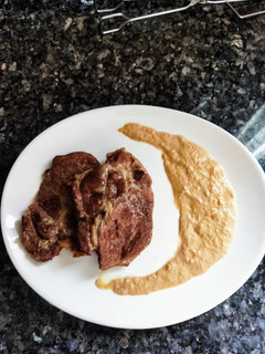 Una foto de Chuletas de aguja con salsa de almendras