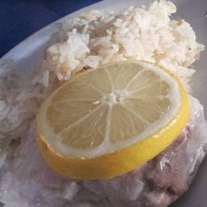 Salmón alimonado con arroz prefrito