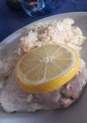 Una foto de Salmón alimonado con arroz prefrito