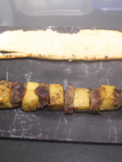Una foto de Banderillas de ternera y piña