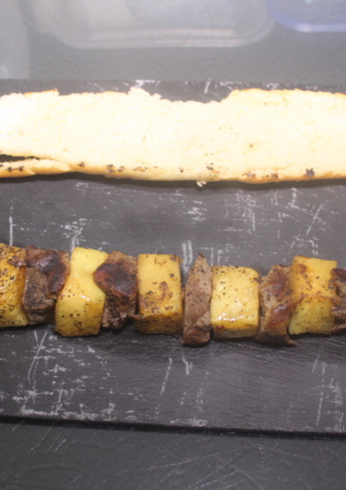 Una foto de Banderillas de ternera y piña
