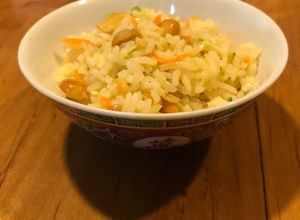 Una foto de Arroz thai con verduras y cacahuates