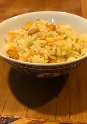 Una foto de Arroz thai con verduras y cacahuates