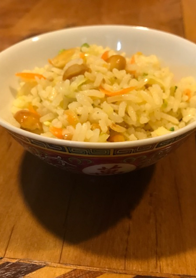 Una foto de Arroz thai con verduras y cacahuates