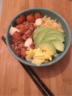 Una foto de Poke de Salmón