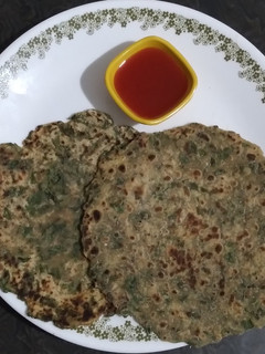 પાલક પરાઠા (Palak Paratha Recipe In Gujarati) રેસીપી મુખ્ય ફોટો