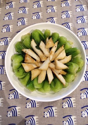 A picture of Bokchoy with Fish Triangle.
