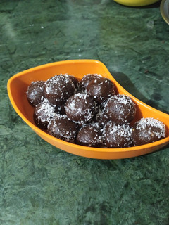 बिस्कुट चोको लड्डू (Biscuit choco laddu recipe in hindi) रेसिपी मुख्य फोटो