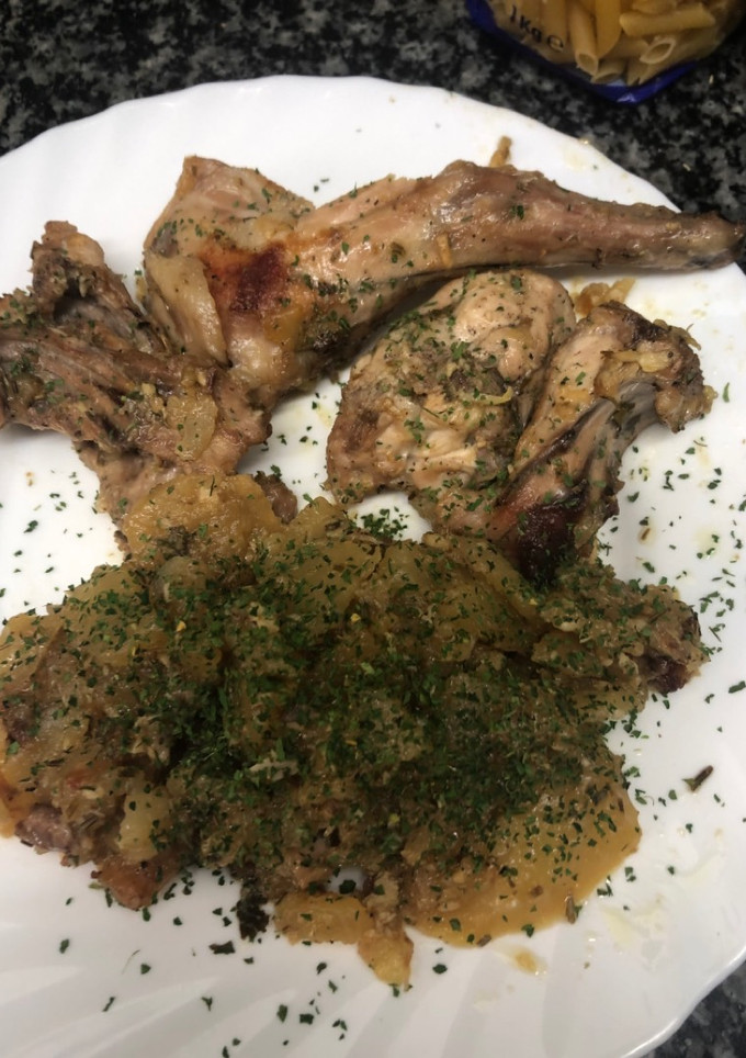 Una foto de 141. Conejo al ajillo con patatas (principal carne)