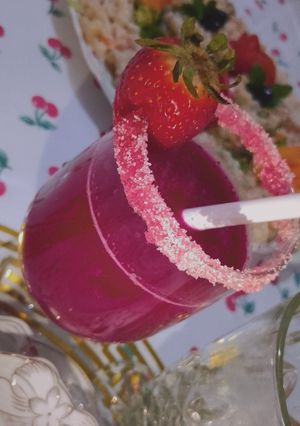 صورة لوصفة عصير الفراولة والشمندر✨🍷