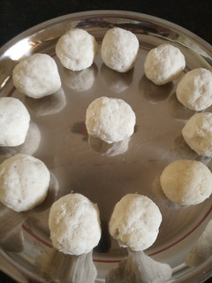 ரவை நெய் உருண்டை (சீனி உருண்டை) (ravai nei urundai recipe in tam செய்முறை முக்கிய புகைப்படம்