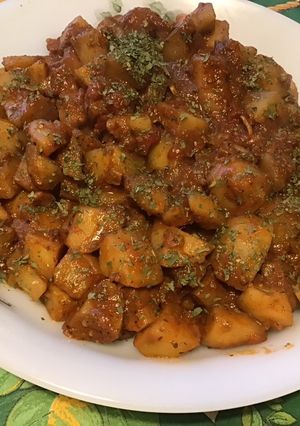 Une photo de Pommes de terre sautées aux tomates, ail et épices