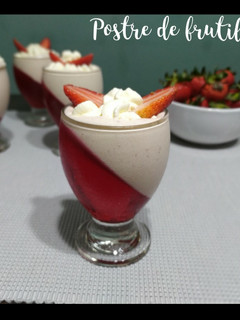 Una foto de Postre de frutillas 🍓🍓