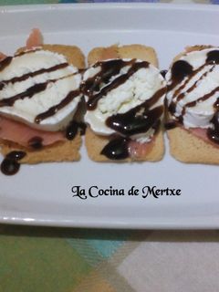 Una foto de Tostas de salmón y queso rulo