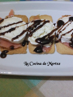 Una foto de Tostas de salmón y queso rulo