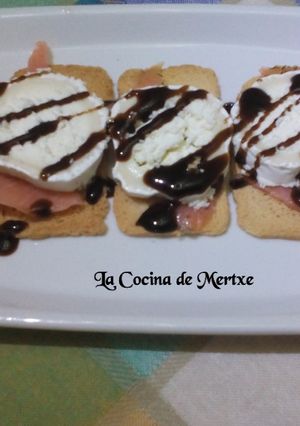 Una foto de Tostas de salmón y queso rulo