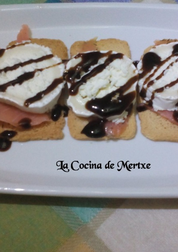 Una foto de Tostas de salmón y queso rulo