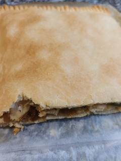 Una foto de Empanada de pollo, brie, cebolla caramelizada y calabacín