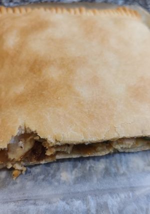 Una foto de Empanada de pollo, brie, cebolla caramelizada y calabacín