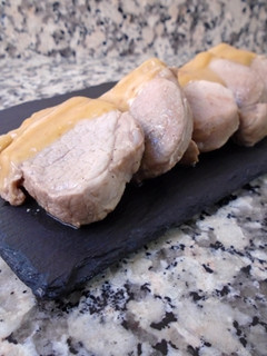 Una foto de Solomillo de cerdo con salsa de turrón