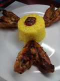 Alitas condimentadas con timbal de arroz