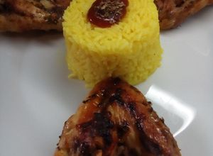 Una foto de Alitas condimentadas con timbal de arroz