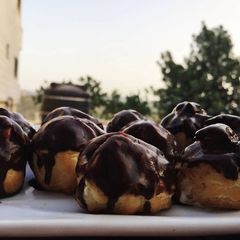 A picture of Cream puffs.