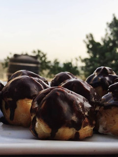 A picture of Cream puffs.