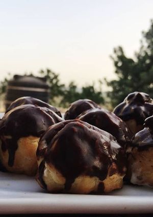 A picture of Cream puffs.