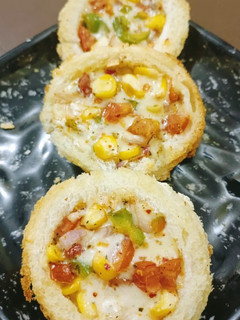 ब्रेड पिज़्ज़ा कोईन (bread pizza coin recipe in Hindi) रेसिपी मुख्य फोटो