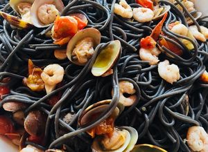 Foto principal de Espaguetis negros con gambas y almejas 🍝