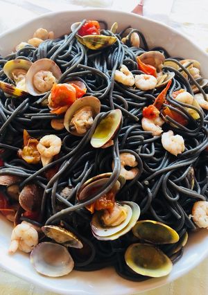 Foto principal de Espaguetis negros con gambas y almejas 🍝