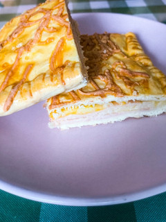 Una foto de Empanada de jamón y queso