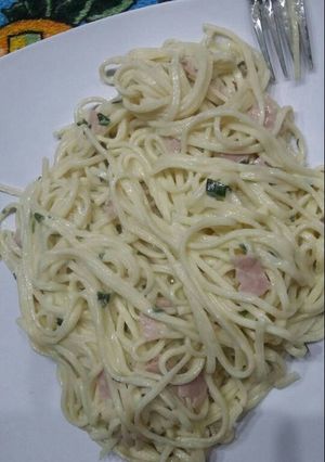 Una foto de Fideos con crema, jamón y verdeo