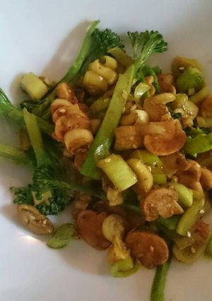 A picture of Mushroom, leek & Broccoli stir fry with brown rice.